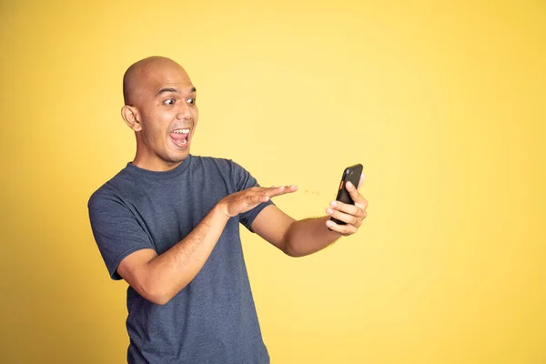 Heyecanlı Asyalı adam cep telefonuyla video görüşmesi yapıyor. — Stok fotoğraf