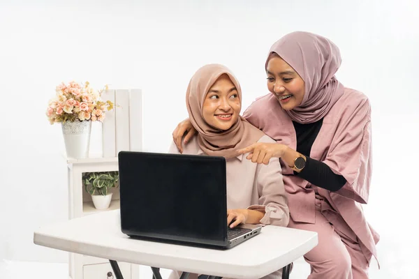 Laptopları üzerinde çalışan tesettürlü kadın müslüman. — Stok fotoğraf