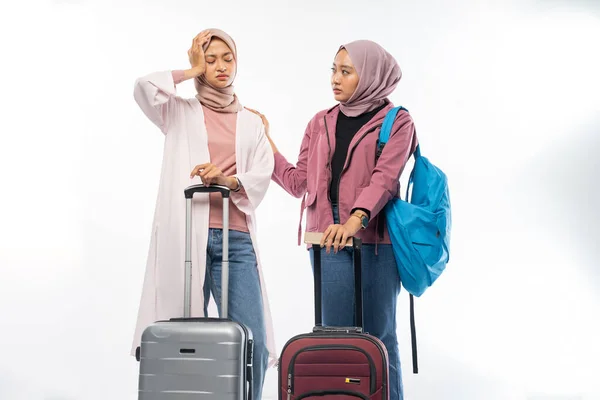 友人と休暇の準備ができている若いイスラム教徒の女性にストレスを — ストック写真