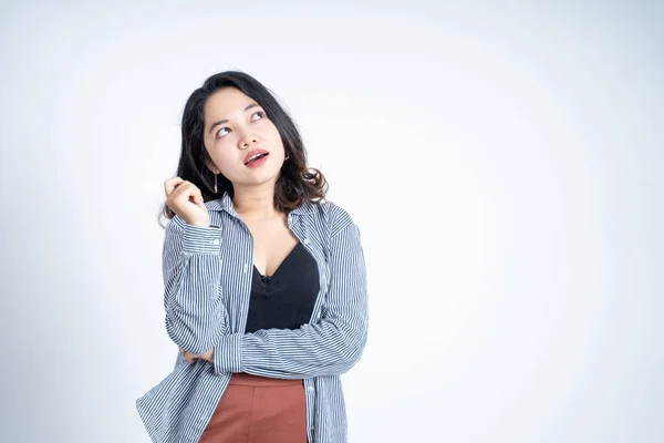 Ung asiatisk kvinna tänker något sida copyspace på isolerad bakgrund — Stockfoto