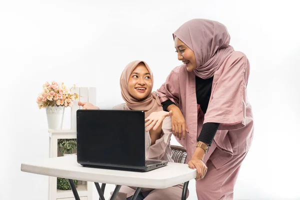 Laptopları üzerinde çalışan tesettürlü kadın müslüman. — Stok fotoğraf
