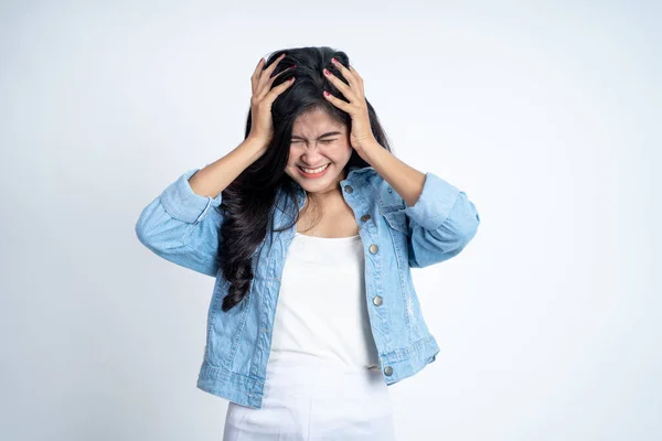 Jonge vrouw houden hoofd terwijl verward door situatie — Stockfoto