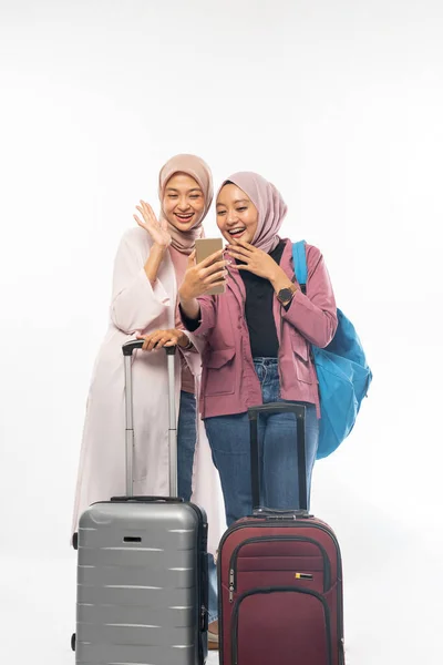 Muslim woman ready for vacation during eid mubarak holiday take selfie and video calling — ストック写真