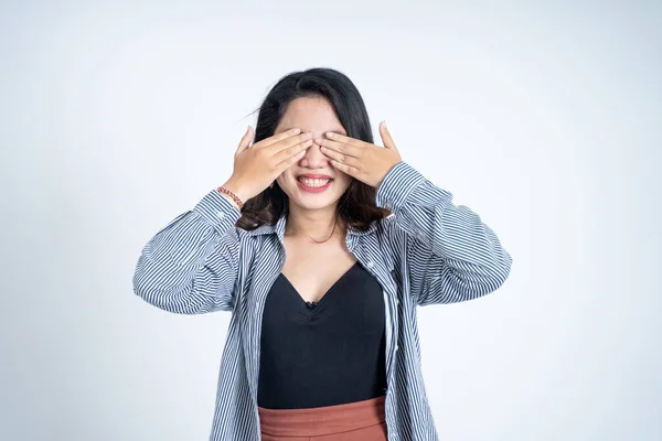 Asiatin schließt Augen mit beiden Handflächen vor isoliertem Hintergrund — Stockfoto