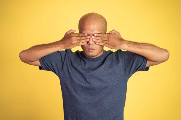 Skallig man med händer täcker ögon stående isolerad bakgrund — Stockfoto