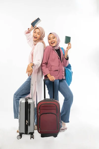 Young muslim woman ready for vacation during eid mubarak holiday — ストック写真