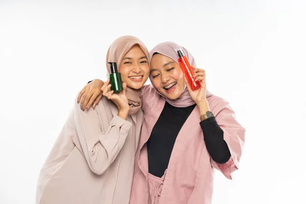 Krásná mladá muslimka ukazující krása produktu — Stock fotografie