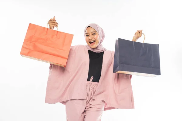 Güzel, genç Müslüman bir kadın, elinde bir alışveriş çantası tutmaktan mutlu. — Stok fotoğraf