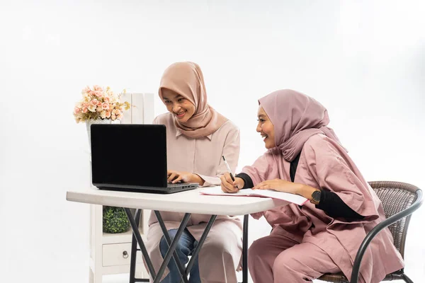 Žena muslim s hidžábem pracují na svém notebooku společně — Stock fotografie