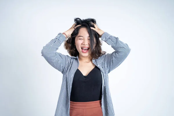 Aziatisch jong vrouw holding hoofd met hoofdpijn op geïsoleerde achtergrond — Stockfoto