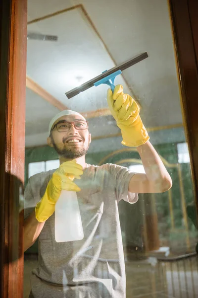 Muslim young male cleaning the mosque before praying — ストック写真