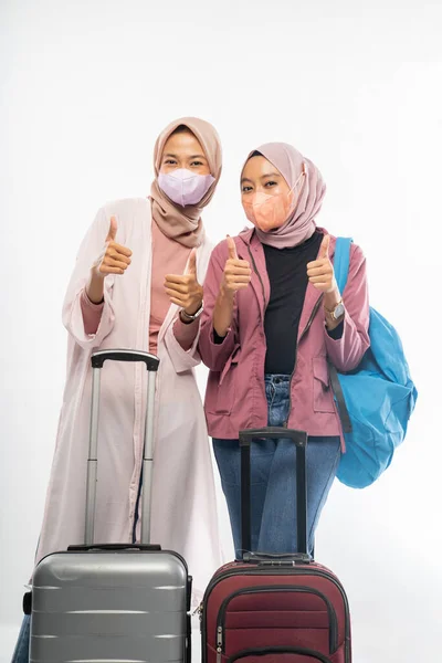 Twee moslim reiziger dragen masker gaan op vakantie — Stockfoto
