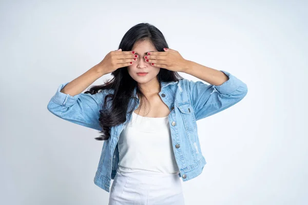 Mujer asiática cerrando los ojos con ambas palmas en aislado —  Fotos de Stock