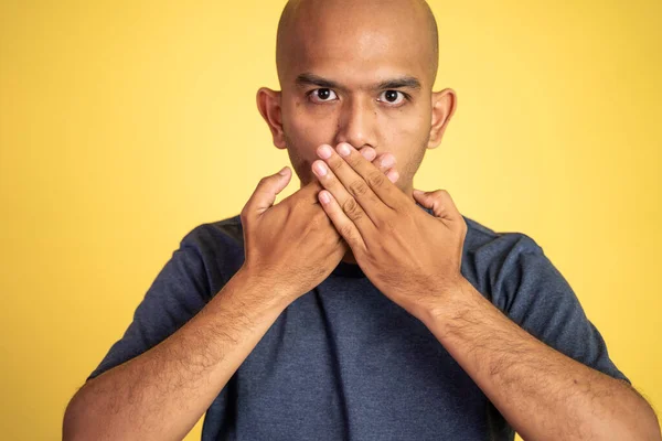 Plešatý muž s rukama zakrývajícími ústa stojící — Stock fotografie