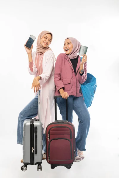 若いイスラム教徒の女性は、 idムバラク休暇中に休暇の準備ができている — ストック写真