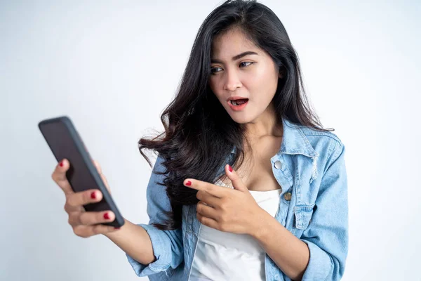 Jovem mulher chocado ao usar o telefone móvel — Fotografia de Stock