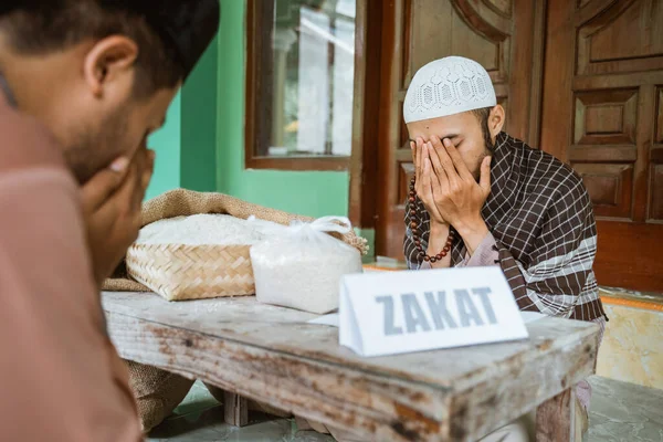 Orang asia membayar zakat di masjid dan berdoa bersyukur pada Tuhan. — Stok Foto