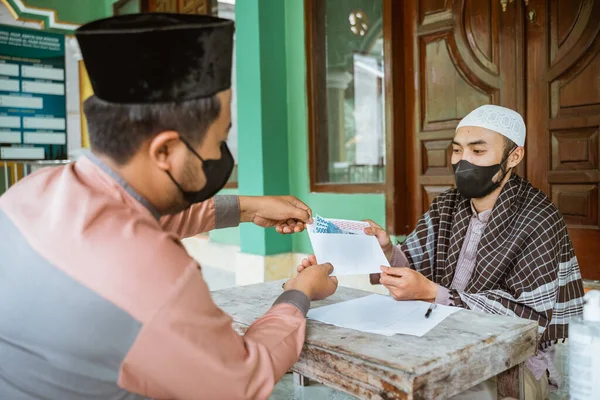 Muslim membayar zakat di masjid untuk membantu orang miskin — Stok Foto
