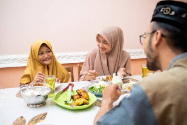 Asyalı Müslümanlar evlerinde iftar yiyorlar.