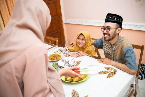 Μουσουλμάνα μητέρα σερβίρει λίγο φαγητό για οικογενειακό δείπνο — Φωτογραφία Αρχείου