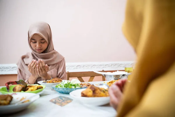 Familia musulmana rezar y agradecer a Dios por la comida, mientras que romper el ayuno — Foto de Stock