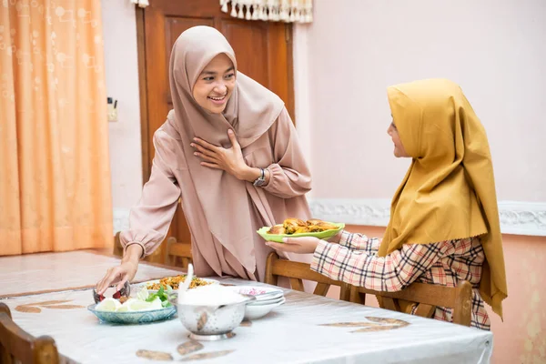 Ibu dan anak mempersiapkan makanan untuk puasa iftar — Stok Foto