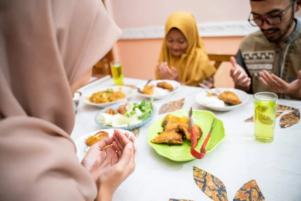 Μουσουλμάνα μητέρα σερβίρει λίγο φαγητό για οικογενειακό δείπνο — Φωτογραφία Αρχείου