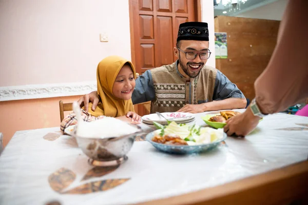 Muslim ayah dan anak selama makan malam iftar pada ramadan kareem — Stok Foto