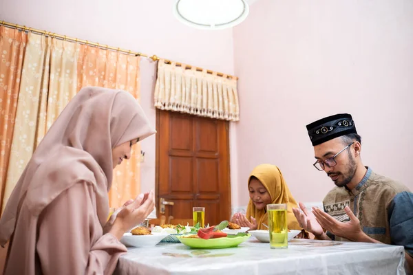 Мусульманская мать, подающая еду на семейный ужин — стоковое фото