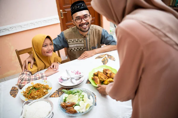 Asiatische Muslime essen Iftar in ihrem Haus — Stockfoto