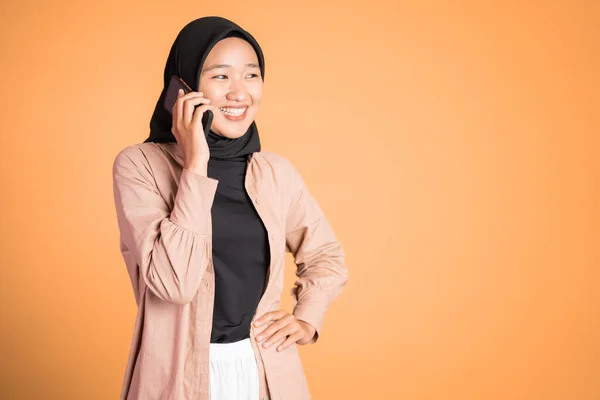 Feliz mulher asiática fazendo uma chamada usando um telefone celular — Fotografia de Stock