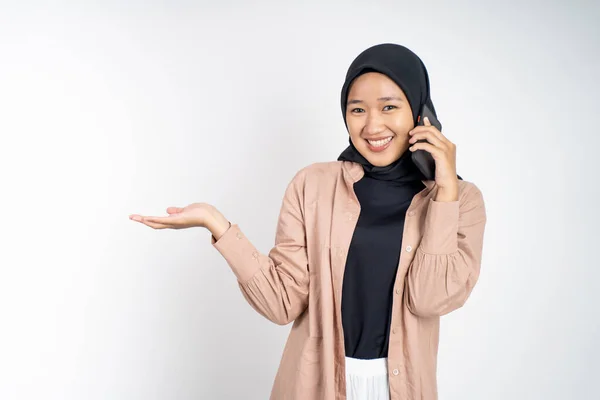 Sian nő, hogy egy hívást egy mobiltelefon és bemutatása másolás hely — Stock Fotó
