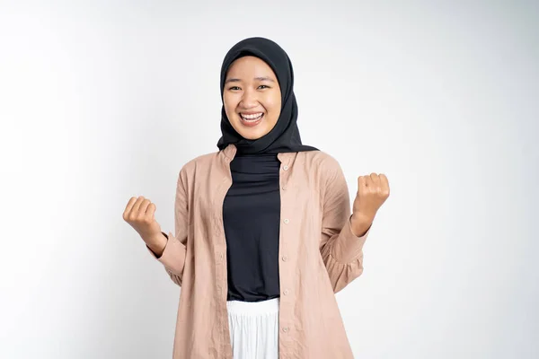 Frau im Hijab ballt die Hände beim Feiern des Erfolgs — Stockfoto