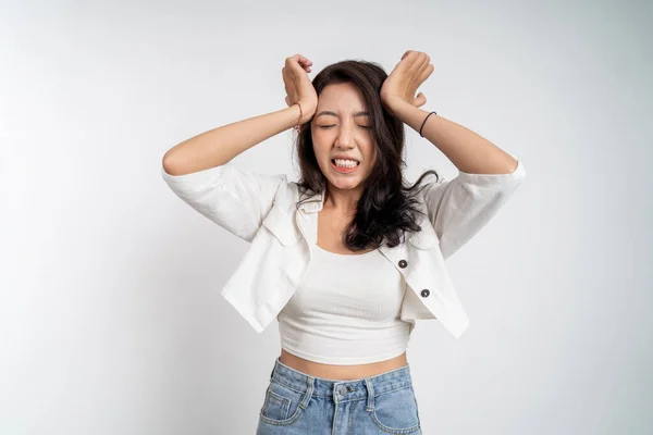 Gefrustreerde aziatische jonge vrouw houden hoofd met hoofdpijn — Stockfoto