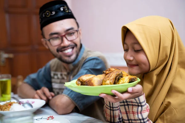 Ramazan Kareem 'deki iftar yemeğinde Müslüman baba ve kızı. — Stok fotoğraf