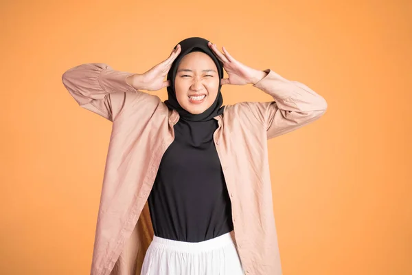 Asiatico donna in hijab holding testa con mal di testa — Foto Stock