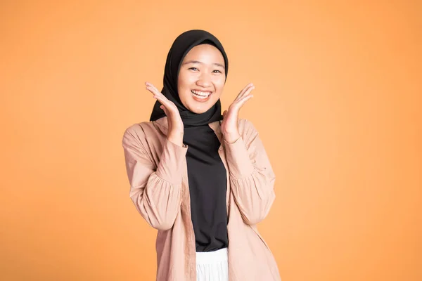 Meglepett fiatal muszlim nő nyitja mindkét tenyerét — Stock Fotó