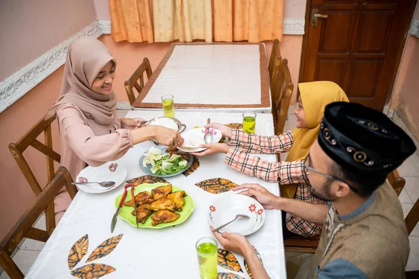 가족의 저녁 식사를 위해 얼마의 음식을 차려 주는 홍합 어머니 — 스톡 사진