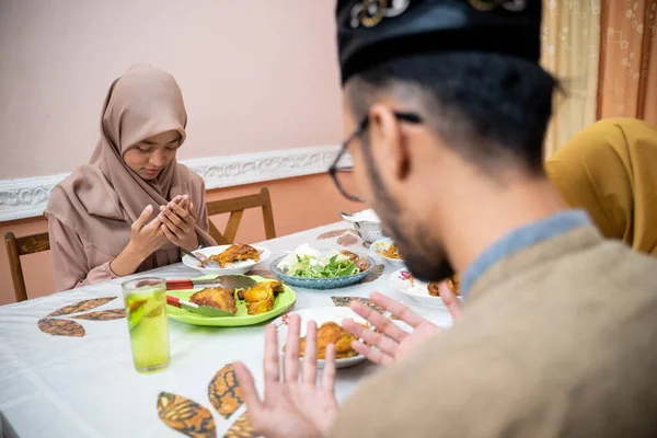Família muçulmana orar e agradecer a Deus pela comida enquanto quebra o jejum — Fotografia de Stock