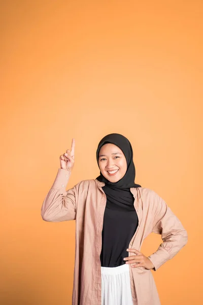 Donna hijab sorridente con dito rivolto verso l'alto gesto della mano — Foto Stock