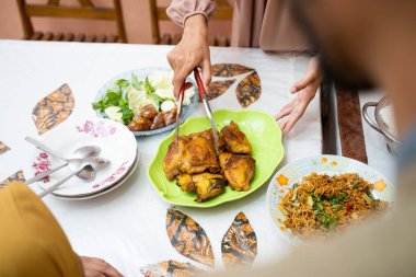 Yemek masasında el yapımı yemek. Geleneksel Endonezya yemekleri