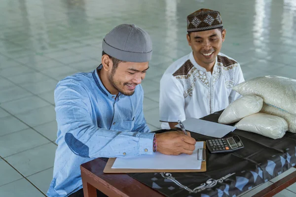 Muslim man giving zakat charity for eid mubarak at the mosque — Stock Photo, Image