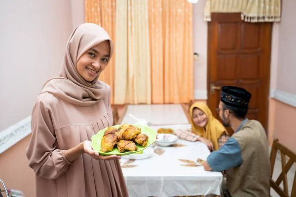 Muslim mãe servindo alguma comida para o jantar de família — Fotografia de Stock