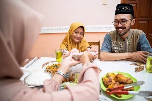 Muslim asia makan iftar di rumah mereka — Stok Foto