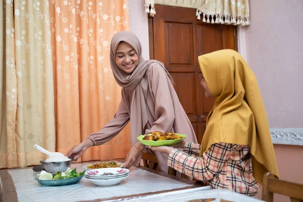 Madre e hija preparando comida para el ayuno iftar break — Foto de Stock