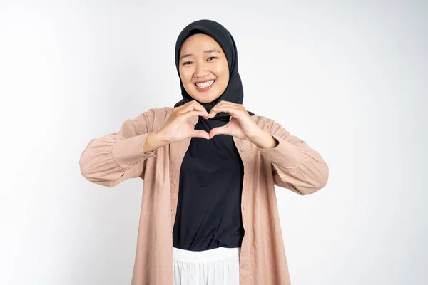 Mulher muçulmana feliz fazendo gesto de forma de amor — Fotografia de Stock
