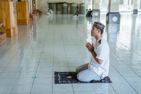 Homem muçulmano fazendo oração na mesquita — Fotografia de Stock