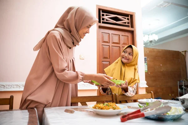 Ibu dan anak mempersiapkan makanan untuk puasa iftar — Stok Foto
