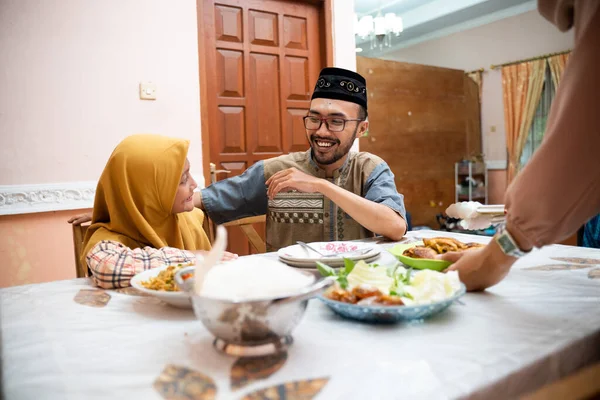 Ramazan Kareem 'deki iftar yemeğinde Müslüman baba ve kızı. — Stok fotoğraf