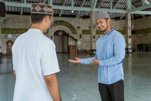 Muslim laki-laki di masjid menyambut tamu untuk masuk — Stok Foto